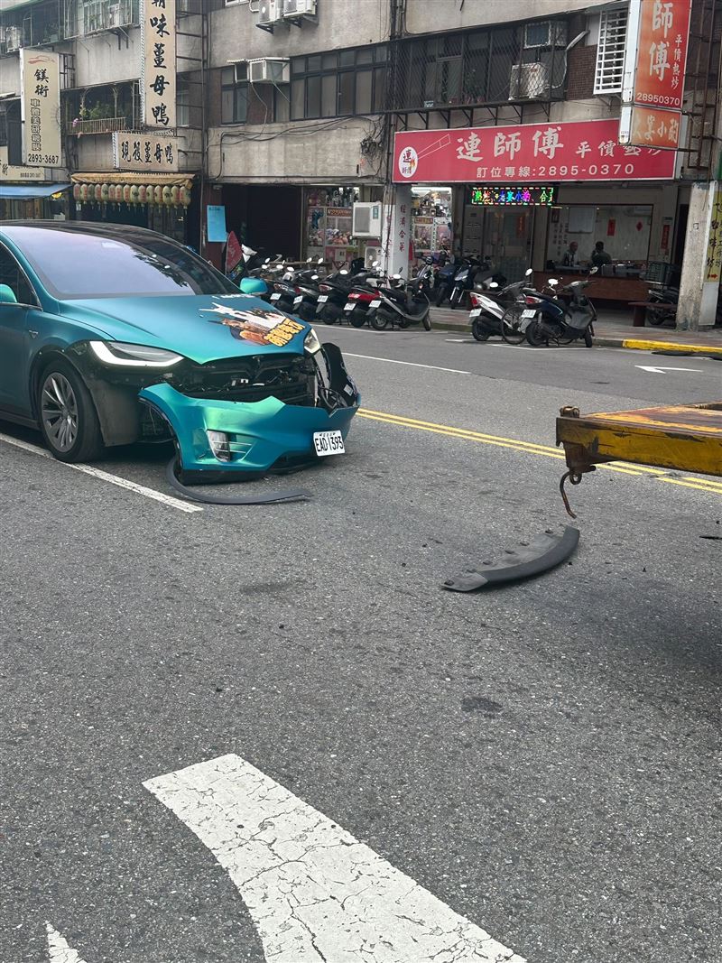 才替萌獸打造專車！財富女神出事了　6百萬特斯拉「車體裂開」曝慘況