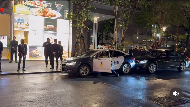 尷尬！周杰倫同台金智媛東區代言　趕粉絲違停…警車倒車撞900萬邁巴赫