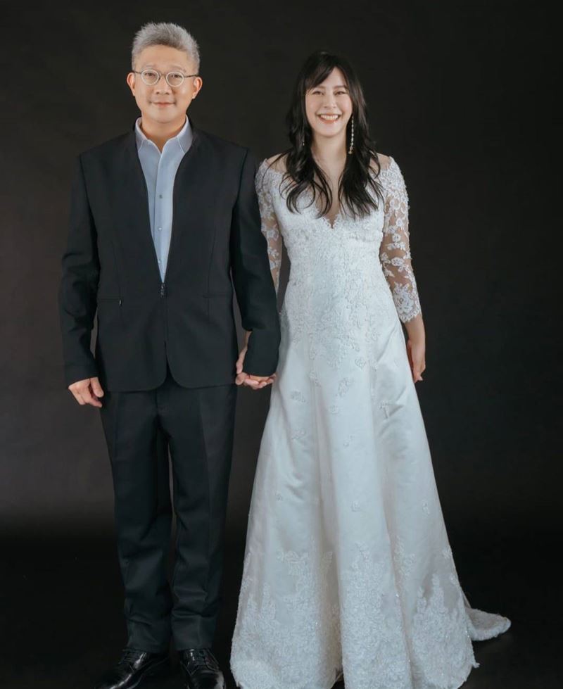 結婚10年了！黃小柔重披「低胸深V」婚紗辣翻　甜喊：我依然願意