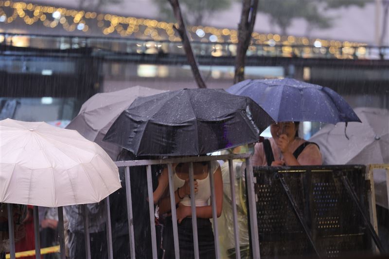 金鐘紅毯／三立回應了！天空下暴雨炸場　「超專業雨遮」曝光