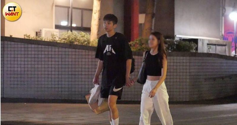 直擊《全明星運動會》于成炘新婚超甜蜜　緊牽「真腰瘦」正妹老婆