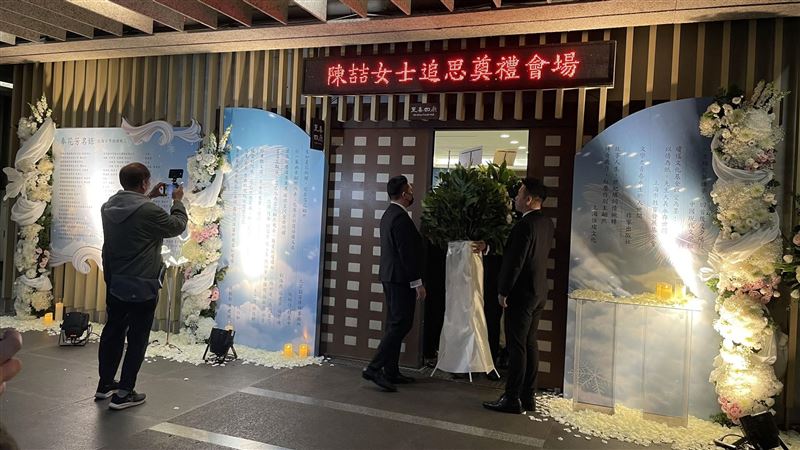 直擊／瓊瑤遺照曝光！家祭現場「如雪花飄落」　溫暖燦笑羽化成仙